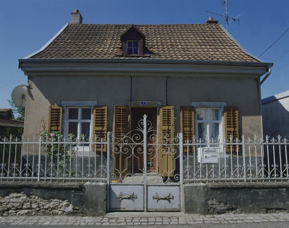 Maison individuelle au n° 4 rue de la Montre : vue de face. © Région Bourgogne-Franche-Comté, Inventaire du patrimoine