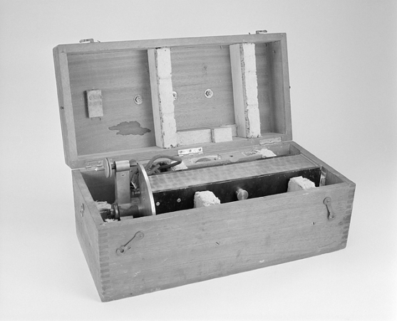 L'instrument dans sa boîte de rangement. © Région Bourgogne-Franche-Comté, Inventaire du patrimoine
