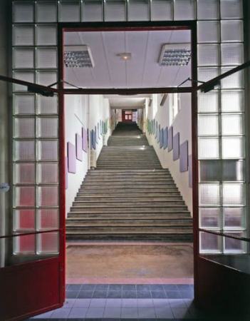 Galerie P : escalier monumental droit, depuis le rez-de-chaussée du bâtiment B. © Région Bourgogne-Franche-Comté, Inventaire du patrimoine