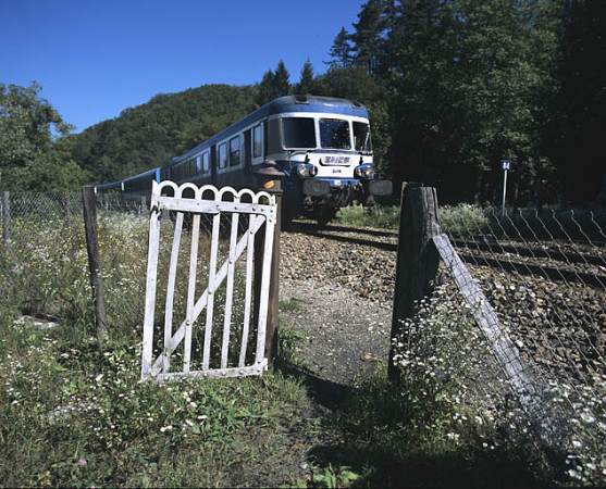 Portillon pour piétons, côté gauche de la voie, avec autorail X 2800. © Région Bourgogne-Franche-Comté, Inventaire du patrimoine