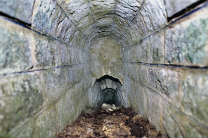 Voûte appareillée en rouleaux à ressauts, depuis l'amont. © Région Bourgogne-Franche-Comté, Inventaire du patrimoine