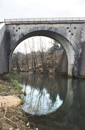Pont sur l'Angillon : tête ouest (aval), appareil hélicoïdal. © Région Bourgogne-Franche-Comté, Inventaire du patrimoine