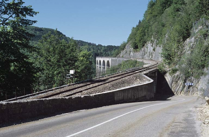 Vue d'ensemble depuis la route départementale n° 18, au nord-est. © Région Bourgogne-Franche-Comté, Inventaire du patrimoine