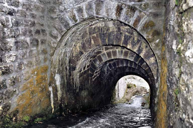 Pont : voûte appareillée en rouleaux à ressauts, depuis le nord (amont). © Région Bourgogne-Franche-Comté, Inventaire du patrimoine