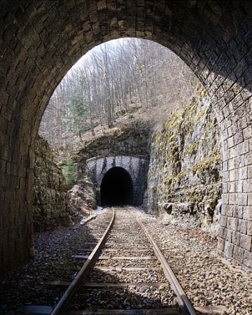 Tunnel du Grépillon : vue d'ensemble côté Andelot-en-Montagne (nord), depuis l'intérieur du tunnel de la Pointe. © Région Bourgogne-Franche-Comté, Inventaire du patrimoine