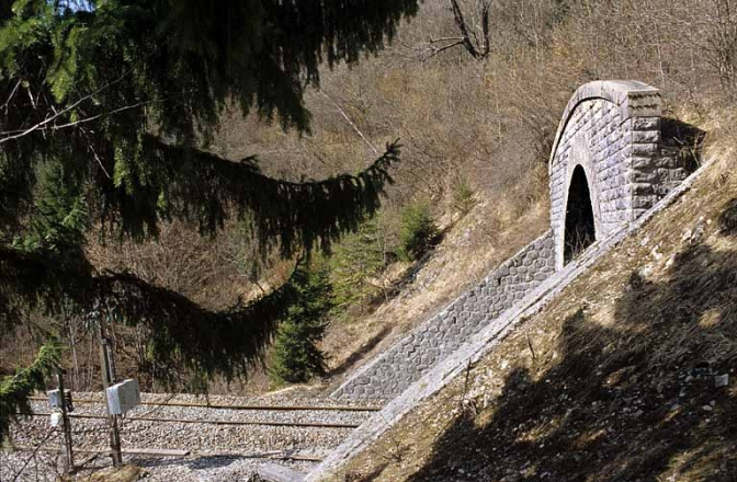 Tunnel : tête côté La Cluse, vue de profil. © Région Bourgogne-Franche-Comté, Inventaire du patrimoine