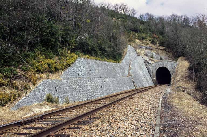Tunnel des Frettes : vue d'ensemble côté La Cluse (sud). © Région Bourgogne-Franche-Comté, Inventaire du patrimoine