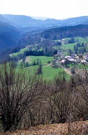Vue d'ensemble de la voie, du village de Lézat et de la vallée de la Bienne. © Région Bourgogne-Franche-Comté, Inventaire du patrimoine