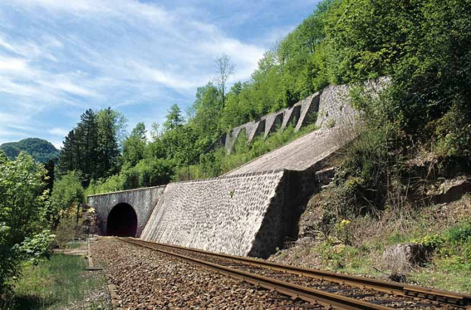Vue d'ensemble, depuis le nord : murs de soutènement et tête côté Andelot-en-Montagne. © Région Bourgogne-Franche-Comté, Inventaire du patrimoine
