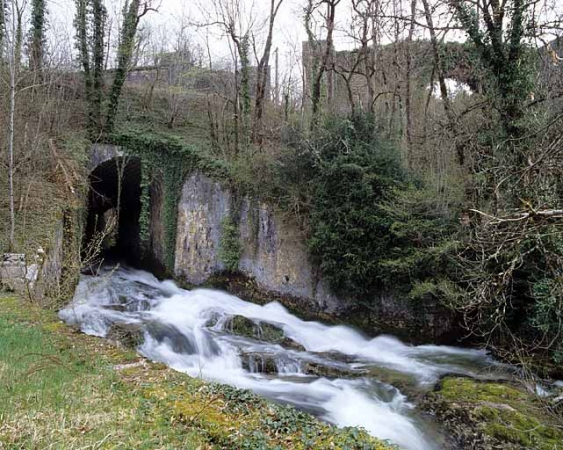 Pont sur le Lizon, depuis l'aval (sud). Pont du tacot à l'arrière-plan. © Région Bourgogne-Franche-Comté, Inventaire du patrimoine