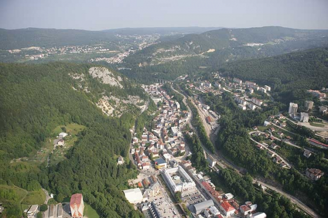 Vue aérienne du centre et du bas de la ville, depuis le sud. © Région Bourgogne-Franche-Comté, Inventaire du patrimoine
