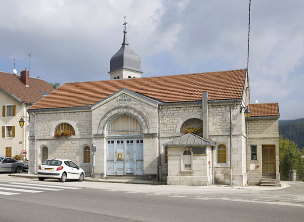 Façade antérieure de trois quarts droit. © Région Bourgogne-Franche-Comté, Inventaire du patrimoine