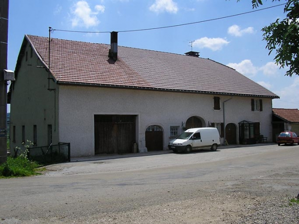 Façade antérieure vue de trois quarts. © Région Bourgogne-Franche-Comté, Inventaire du patrimoine