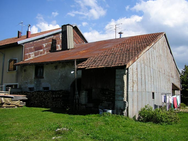 Façade postérieure et pignon sud-ouest vus de trois quarts. © Région Bourgogne-Franche-Comté, Inventaire du patrimoine