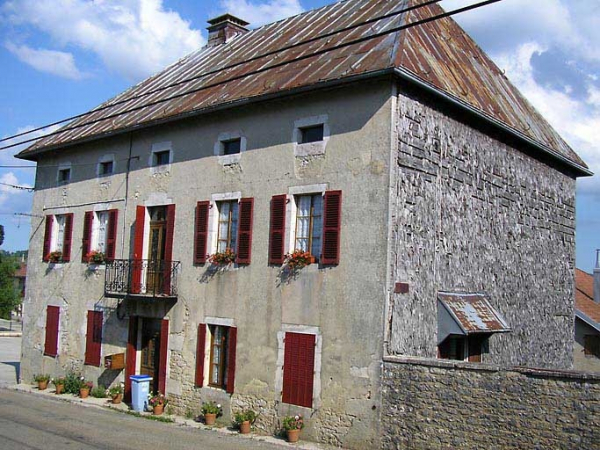 Façade antérieure et pignon sud-ouest vus de trois quarts. © Région Bourgogne-Franche-Comté, Inventaire du patrimoine