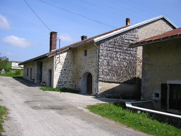 Façade antérieure et pignon sud-ouest vus de trois quarts. © Région Bourgogne-Franche-Comté, Inventaire du patrimoine