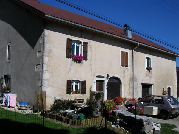 Façade antérieure et pignon sud-ouest vus de trois quarts. © Région Bourgogne-Franche-Comté, Inventaire du patrimoine