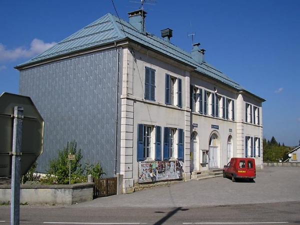 Façade antérieure et pignon sud-ouest vus de trois quarts. © Région Bourgogne-Franche-Comté, Inventaire du patrimoine