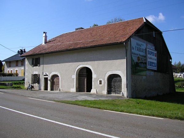 Façade antérieure et pignon vus de trois quarts. © Région Bourgogne-Franche-Comté, Inventaire du patrimoine