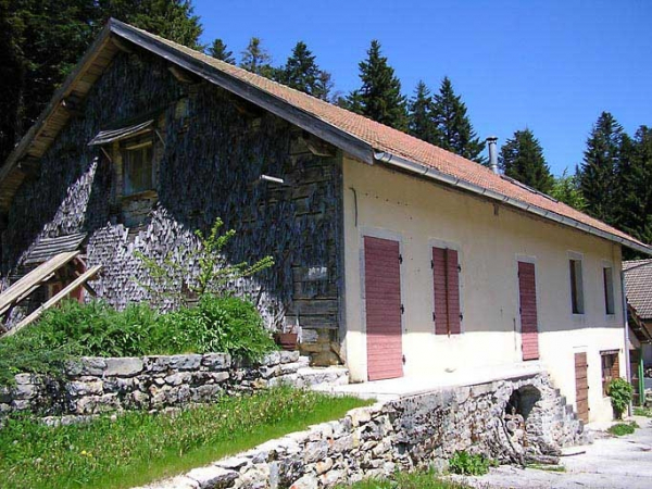 Façade antérieure et pignon sud-ouest vus de trois quarts. © Région Bourgogne-Franche-Comté, Inventaire du patrimoine