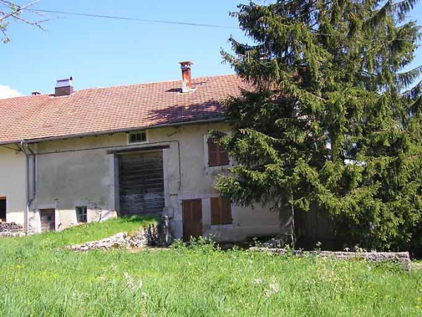 Vue latérale de la façade postérieure et de la levée de grange. © Région Bourgogne-Franche-Comté, Inventaire du patrimoine