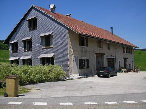 Façade antérieure et pignon sud-ouest vus de trois quarts. © Région Bourgogne-Franche-Comté, Inventaire du patrimoine