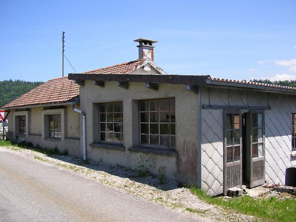 Entrée et façade latérale vues de trois quarts. © Région Bourgogne-Franche-Comté, Inventaire du patrimoine