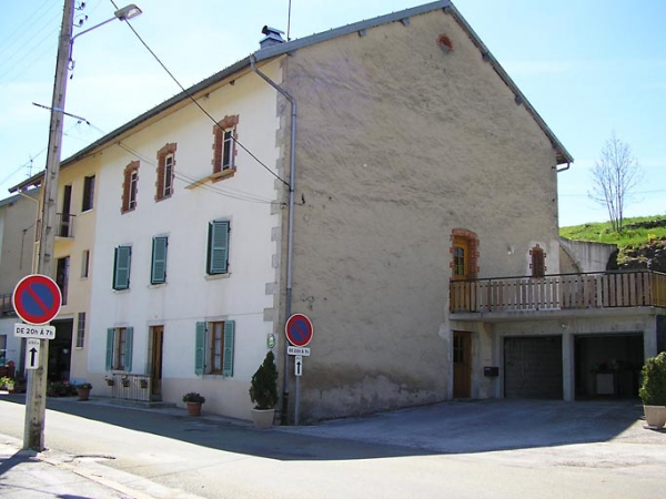 Façade antérieure et pignon nord-est vus de trois quarts. © Région Bourgogne-Franche-Comté, Inventaire du patrimoine