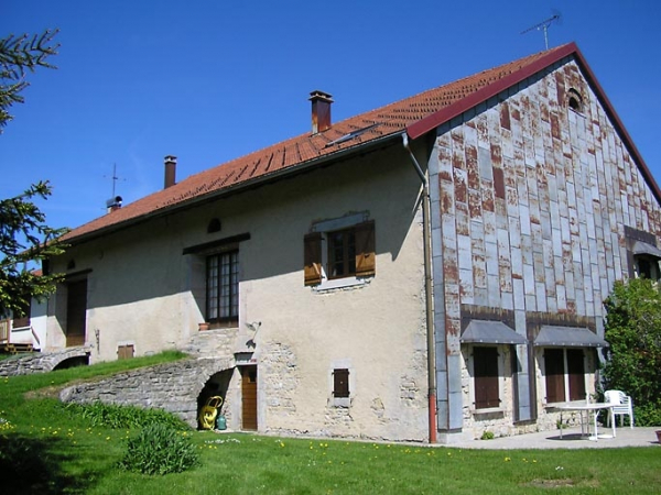 Pignon sud-ouest et façade postérieure avec pont de grange vus de trois quarts. © Région Bourgogne-Franche-Comté, Inventaire du patrimoine