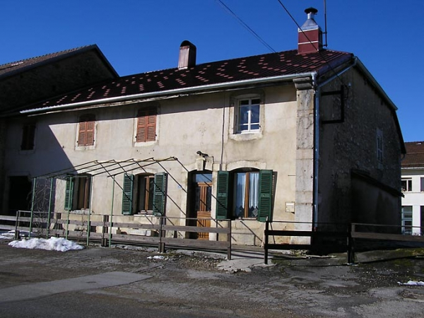 Façade antérieure et pignon sud-est vus de trois quarts. © Région Bourgogne-Franche-Comté, Inventaire du patrimoine