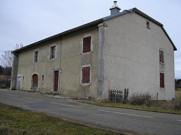 Façade antérieure vue de trois quarts. © Région Bourgogne-Franche-Comté, Inventaire du patrimoine