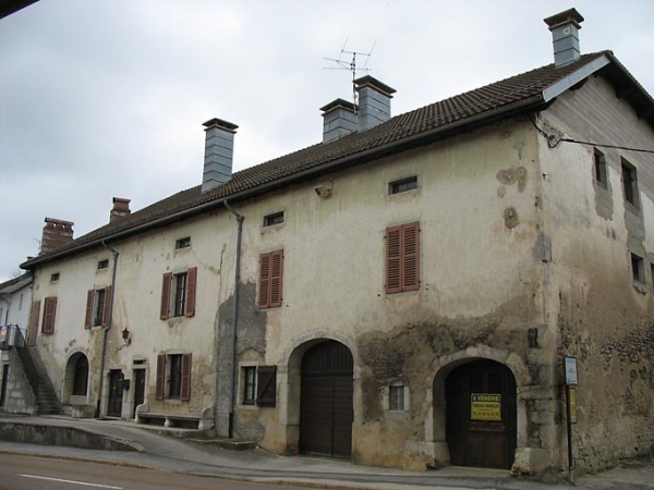 Façade antérieure vue de trois quarts. © Région Bourgogne-Franche-Comté, Inventaire du patrimoine