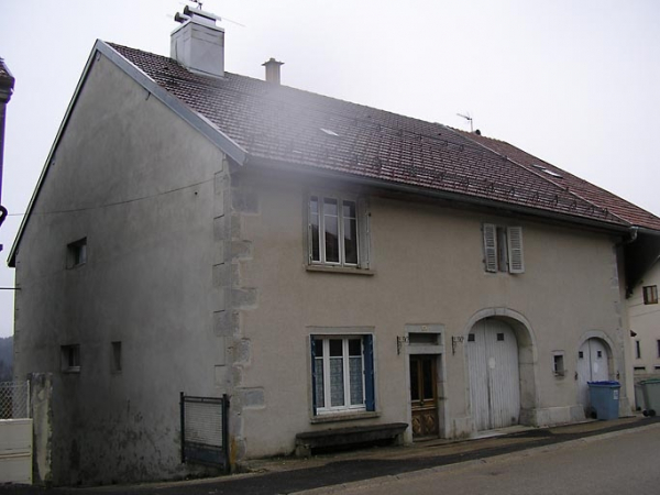 vue de trois quarts sur façade antérieure. © Région Bourgogne-Franche-Comté, Inventaire du patrimoine