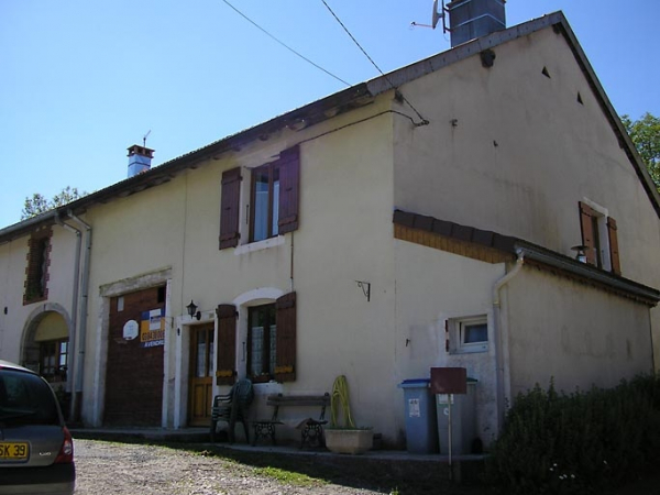 Vue de trois quarts sur façade antérieure. © Région Bourgogne-Franche-Comté, Inventaire du patrimoine