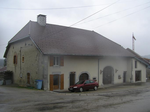 Vue de trois quarts sur façade antérieure et pignon nord. © Région Bourgogne-Franche-Comté, Inventaire du patrimoine