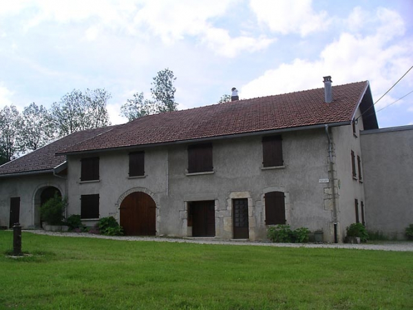 Vue générale sur façade antérieure et pignon nord. © Région Bourgogne-Franche-Comté, Inventaire du patrimoine