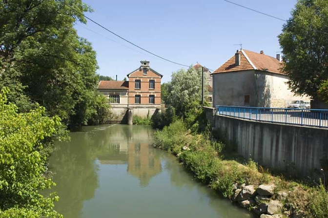 Bâtiment d'eau (actuelle centrale hydroélectrique) et canal de fuite. © Région Bourgogne-Franche-Comté, Inventaire du patrimoine