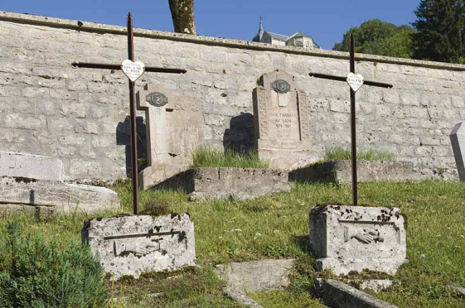 Vue d'ensemble des tombeaux d'Adèle Eme et de Léon Eme. © Région Bourgogne-Franche-Comté, Inventaire du patrimoine