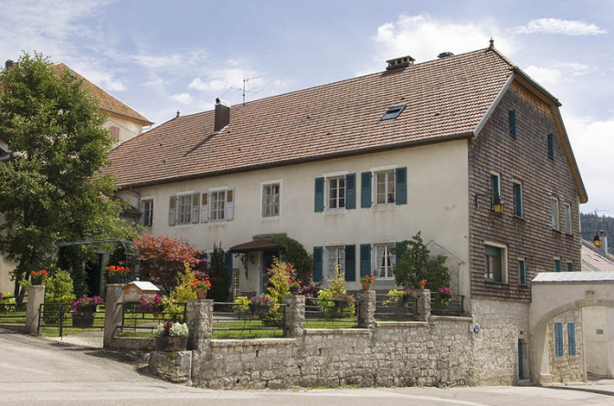 Façade antérieure et façade latérale droite. © Région Bourgogne-Franche-Comté, Inventaire du patrimoine
