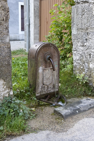 Borne fontaine au 12 rue Emile Zola. © Région Bourgogne-Franche-Comté, Inventaire du patrimoine