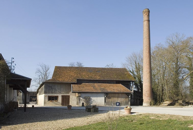 Magasin industriel et cheminée depuis le nord-est. © Région Bourgogne-Franche-Comté, Inventaire du patrimoine