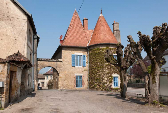 Vue d'ensemble de la porte du Vieux Moulin et de la maison du Vieux Moulin. © Région Bourgogne-Franche-Comté, Inventaire du patrimoine