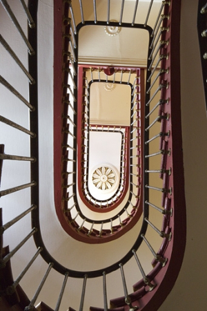 Vue d'ensemble de l'escalier depuis le rez-de-chaussée. © Région Bourgogne-Franche-Comté, Inventaire du Patrimoine