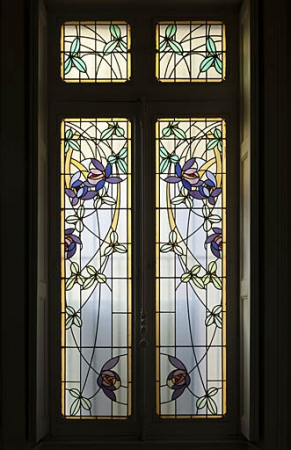Logis au fond de la deuxième cour : détail d'un vitrail du rez-de-chaussée. © Région Bourgogne-Franche-Comté, Inventaire du Patrimoine
