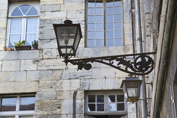 Cour : détail d'un bec de gaz. © Région Bourgogne-Franche-Comté, Inventaire du Patrimoine