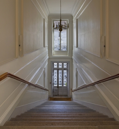 Intérieur : vue de l'escalier en direction de l'entrée. © Région Bourgogne-Franche-Comté, Inventaire du Patrimoine