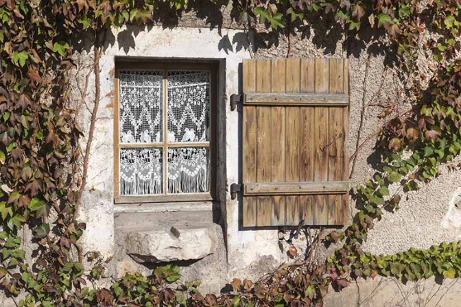 Maison, ancienne auberge et relais de poste, 3 rue des Glacis, détail : la fenêtre de la cuisine avec la sortie d'évier (ou goulotte). © Région Bourgogne-Franche-Comté, Inventaire du patrimoine