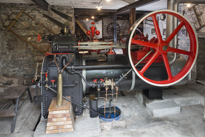 Machine à vapeur : vue du côté du volant d'inertie. © Région Bourgogne-Franche-Comté, Inventaire du patrimoine