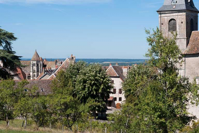 Vue sud de la ville haute : l'église et le château © Région Bourgogne-Franche-Comté, Inventaire du patrimoine