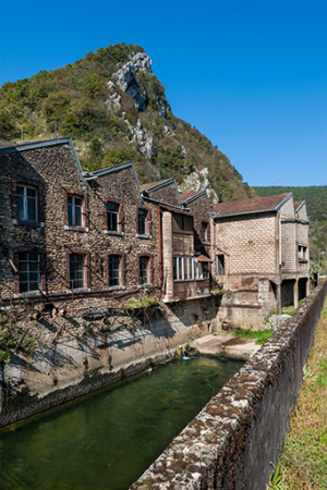 Façade est des ateliers et bâtiment d'eau (turbine). © Région Bourgogne-Franche-Comté, Inventaire du patrimoine